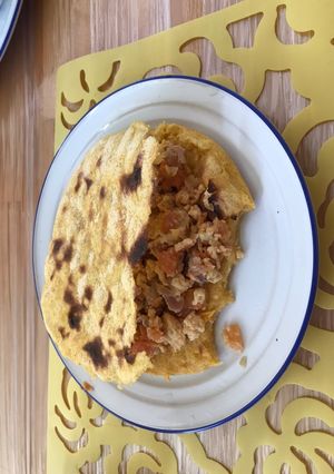 Una foto de Arepas de harina pan amarilla con huevos perico