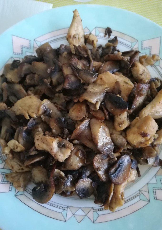 Una foto de Champiñón con pollo al toque de canela