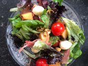 Une photo de melon jambon tomate