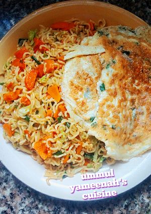 A picture of Vegetable Noodle jollof n fry eggs.