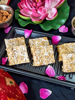 नारियल बर्फी(nariyal ki barfi recipe in hindi) रेसिपी मुख्य फोटो