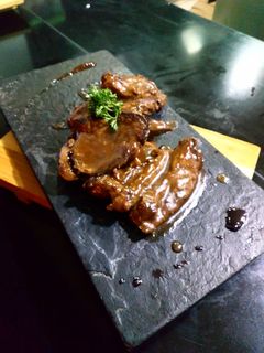Una foto de Lomo a las Finas Hierbas en Salsa Negra de Cerveza