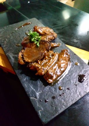 Una foto de Lomo a las Finas Hierbas en Salsa Negra de Cerveza
