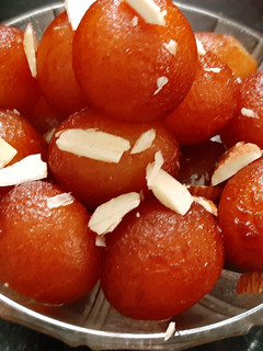 इंस्टेंट गुलाब जामुन (instant gulab jamun recipe in Hindi) रेसिपी मुख्य फोटो