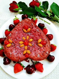 स्ट्रॉबेरी एगलेस केक (Strawberry eggless cake recipe in hindi) रेसिपी मुख्य फोटो