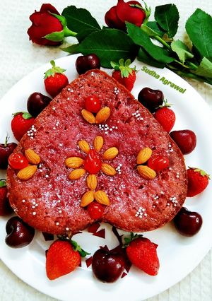 स्ट्रॉबेरी एगलेस केक (Strawberry eggless cake recipe in hindi) रेसिपी मुख्य फोटो