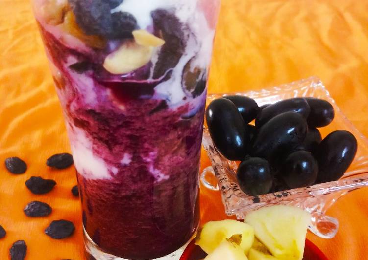 Black grapes apple smoothy