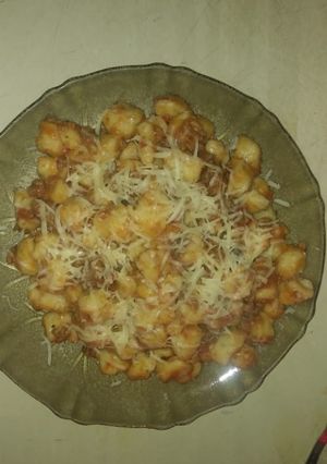 Una foto de Ñoquis de papa saborizados con salsa