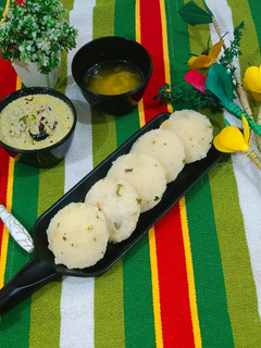 इंस्टेंट सूजी इडली, नारियल मूंगफली की चटनी रेसिपी मुख्य फोटो