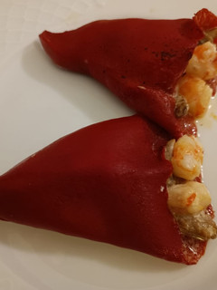 Una foto de Pimientos de piquillo rellenos de langostinos y champiñones
