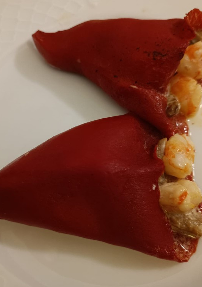 Una foto de Pimientos de piquillo rellenos de langostinos y champiñones