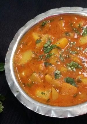 भंडारे वाले आलू की सब्जी और हॉट शेप पूरी(bhandarewale aloo ki sabji recepie in hindi) रेसिपी मुख्य फोटो