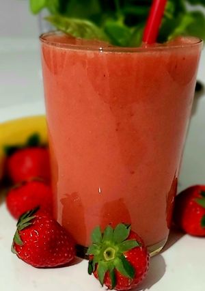 Une photo de 🍹Smoothie banane, fraises et basilic