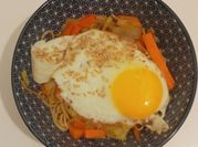 Une photo de oeuf semoule salé