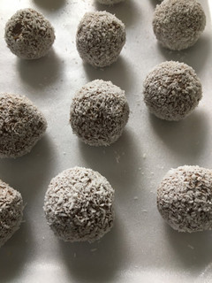Una foto de Trufas de chocolate para bebés (+10-12 meses) 🫘🍫🥥