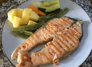 Una foto de Salmón a la plancha con verduras