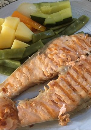 Una foto de Salmón a la plancha con verduras