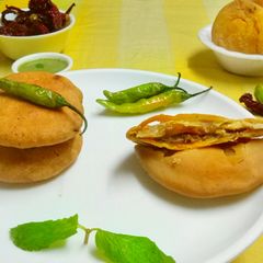 A picture of Pyaz ki kachori.