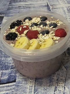 Una foto de Smoothie morado de arándanos y plátano