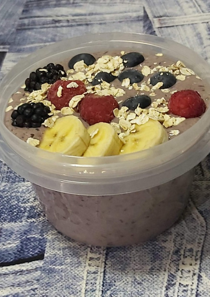 Una foto de Smoothie morado de arándanos y plátano