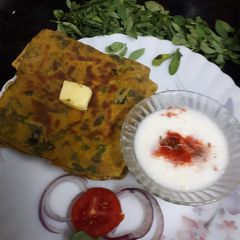 A picture of Methi paratha.