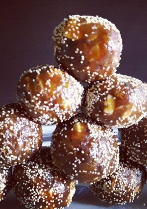 ખજૂર બોલ(Khajur ball Recipe in Gujarati) રેસીપી મુખ્ય ફોટો