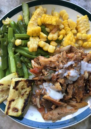 Una foto de Ensalada de vegetales grillados y sardinas