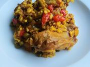Una foto de arroz con conejo y verduras