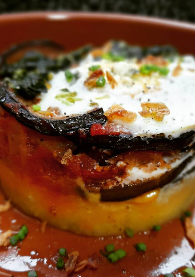 Una foto de Timbal de puré de patata, berenjenas y huevo con pesto