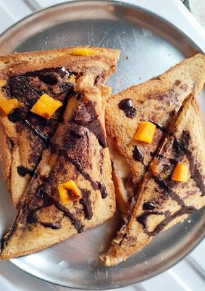 चोको मैंगो बनाना सैंडविच (Choco Mango banana sandwich recipe in Hindi) रेसिपी मुख्य फोटो