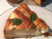Una foto de tarta de pera y queso