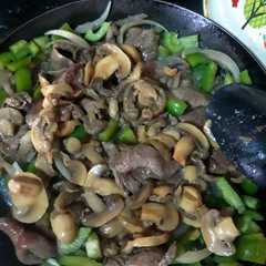 A picture of Hígado con champiñones.