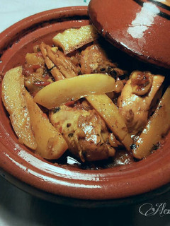 Una foto de Tallene de pollo con patatas y pasas
