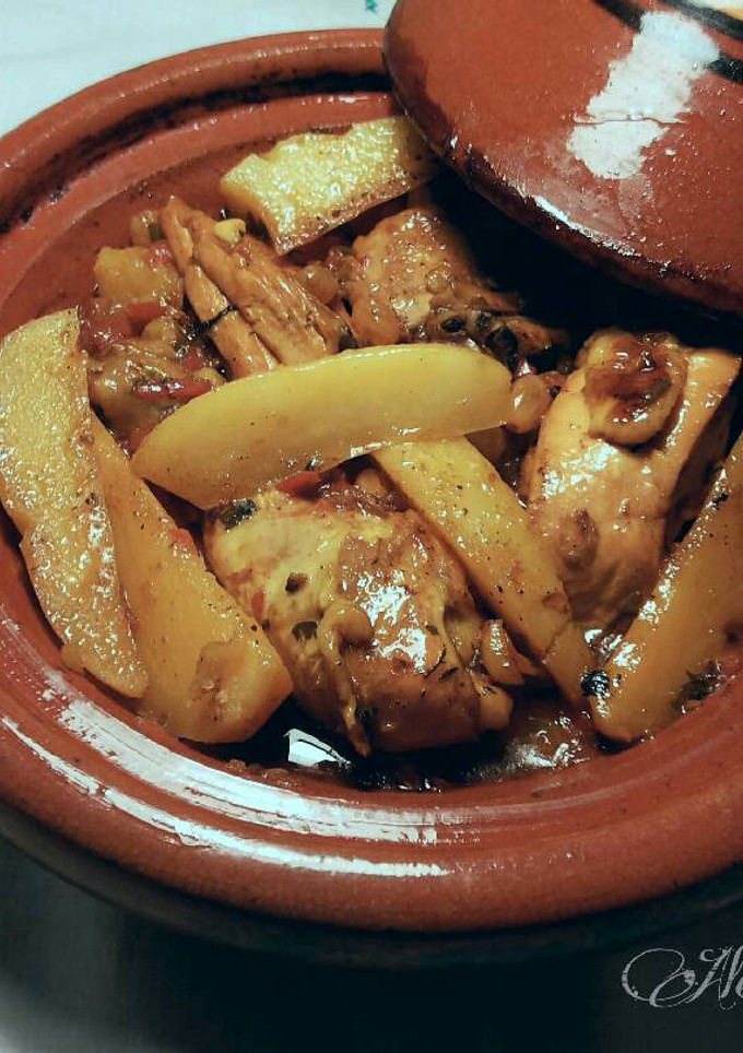 Una foto de Tallene de pollo con patatas y pasas