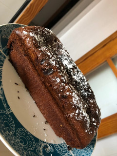 Una foto de Bizcocho de yogur de frutos del bosque, cacao y chocolate fondant