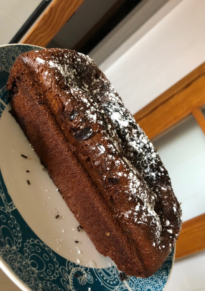 Una foto de Bizcocho de yogur de frutos del bosque, cacao y chocolate fondant