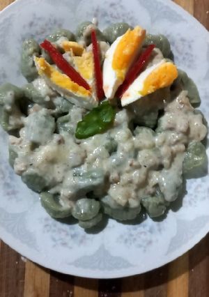 Una foto de Ñoquis de albahaca, con salsa de nuez.,,,