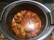 Una foto de pollo en salsa en olla express
