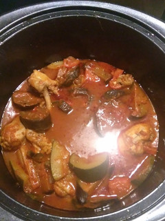 Una foto de Pollo al jugo con verduras en olla de presión 🍗🍆