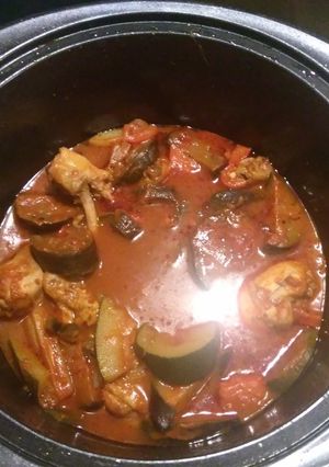 Una foto de Pollo al jugo con verduras en olla de presión 🍗🍆