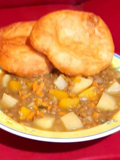 Una foto de Lentejas con sopaipillas