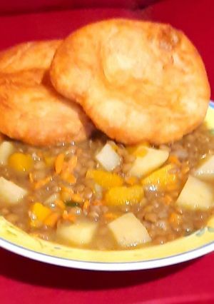 Una foto de Lentejas con sopaipillas