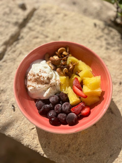 Una foto de Bowl de desayuno saludable con piña, arándanos congelados…