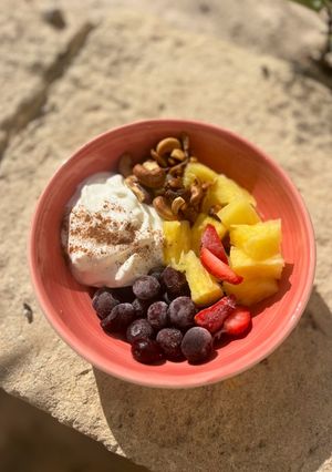 Foto principal de Bowl de desayuno saludable con piña, arándanos congelados…