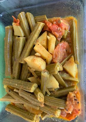 સરગવા બટાકા નું શાક (Saragva Bataka Shak Recipe In Gujarati) રેસીપી મુખ્ય ફોટો