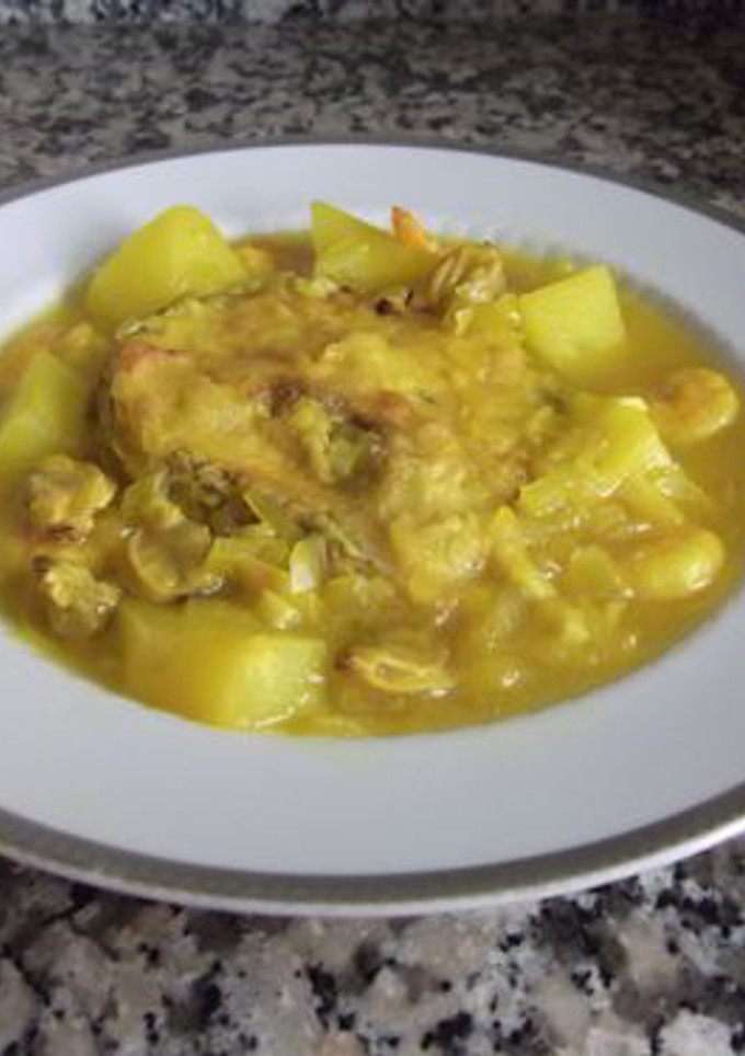 Una foto de Caldereta de merluza con gambas y almejas