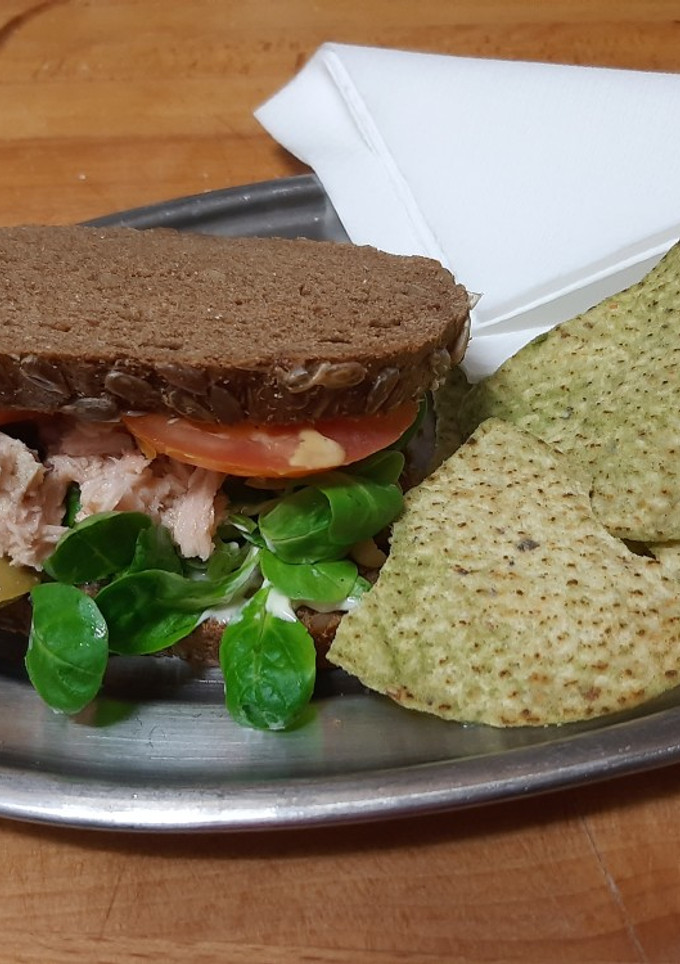 Una foto de Sándwich vegetal de pan de centeno
