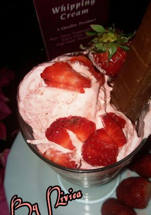 A picture of Strawberry Jello icecream.