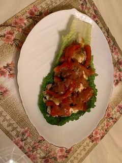 Una foto de Sobritas en una hoja de lechuga romana😁