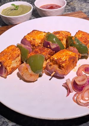 A picture of Peri peri Kashmiri paneer tikka masala.
